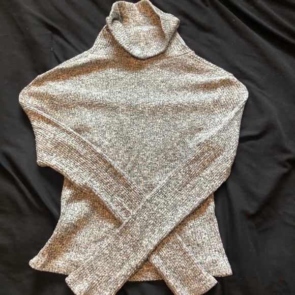 Turtleneck crop top sweater - Picture 3 of 3